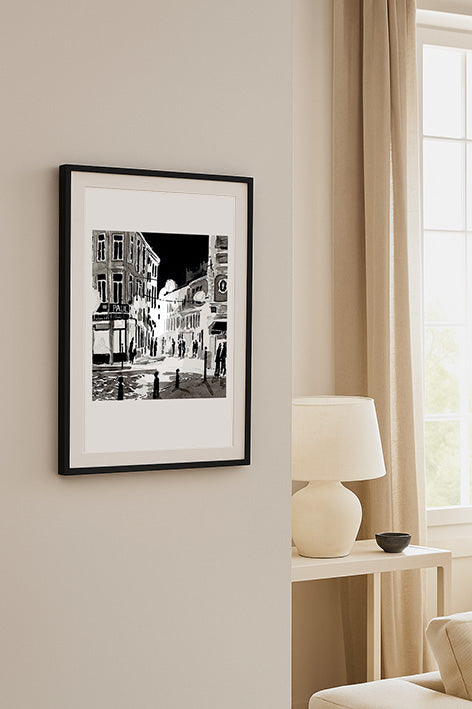 Affiche en noir et blanc d'une rue illuminée la nuit dans le Vieux-Lille