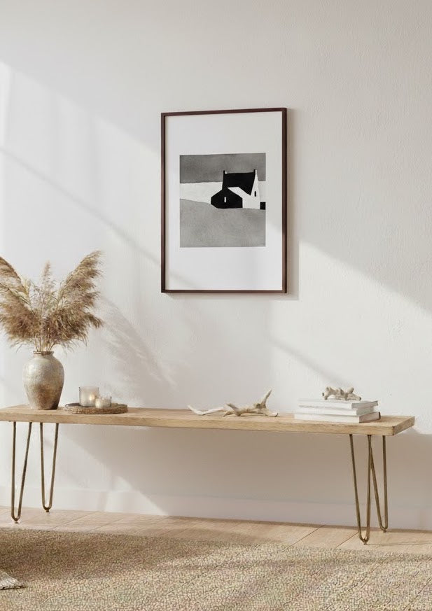 Affiche d'Art à l'encre de chine d'une maison à Belle-île-en-Mer encadrée dans un salon