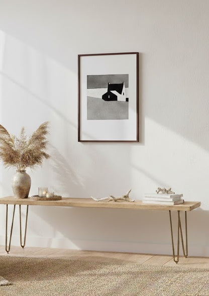 Affiche d'Art à l'encre de chine d'une maison à Belle-île-en-Mer encadrée dans un salon
